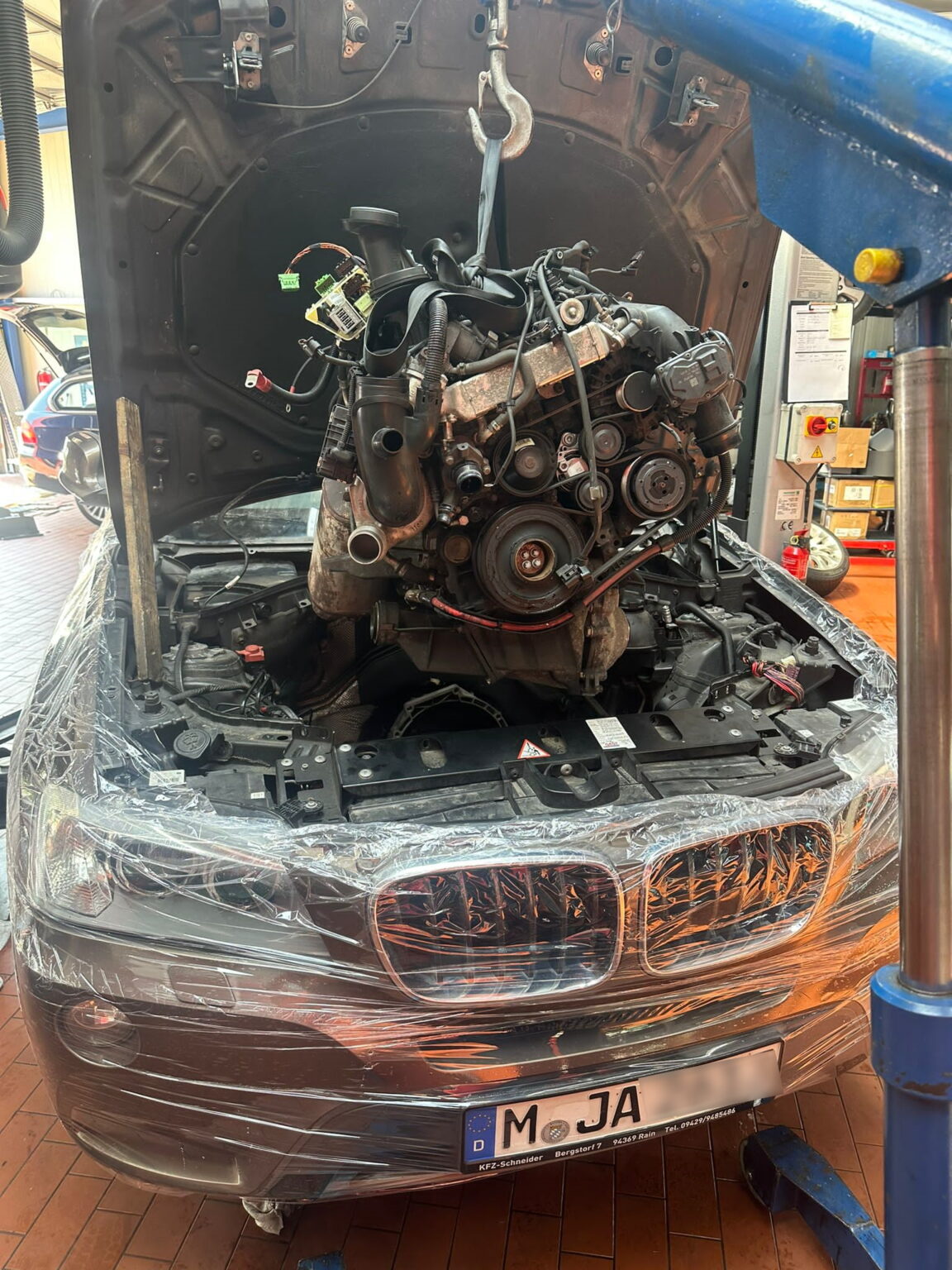 Bei Einem Wegen Motorschaden Liegen Gebliebenen Kraftfahrzeug
